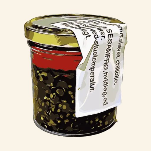 Glas med Jin Shings hjemmelavede chiliolie - sesamfrø og chili i olie, mærket med håndskrevet etikette